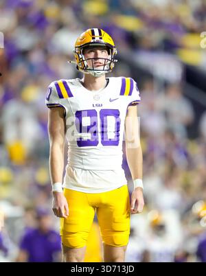Baton Rouge, Louisiana, USA. November 2025. LSU-Punter Grant Chadwick (90) während der ersten Hälfte eines College-Footballspiels zwischen den Louisiana State Tigers und den Western Kentucky Hilltoppers und am 22. November 2025 in Baton Rouge, Louisiana. LSU gewann mit 13:10. (Kreditbild: © Scott Coleman/ZUMA Press Wire) NUR REDAKTIONELLE VERWENDUNG! Nicht für kommerzielle ZWECKE! Quelle: ZUMA Press, Inc./Alamy Live News Stockfoto
