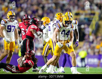 Baton Rouge, Louisiana, USA. November 2025. Die LSU Defensive End Jack Pyburn (44) reagiert nach einem Rückfall des Western Kentucky Quarterbacks Rodney Tisdale Jr. (auf dem Rasen) während der ersten Hälfte eines College-Footballspiels zwischen den Louisiana State Tigers und den Western Kentucky Hilltoppers und am 22. November 2025 in Baton Rouge, Louisiana. LSU gewann mit 13:10. (Kreditbild: © Scott Coleman/ZUMA Press Wire) NUR REDAKTIONELLE VERWENDUNG! Nicht für kommerzielle ZWECKE! Quelle: ZUMA Press, Inc./Alamy Live News Stockfoto