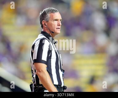 Baton Rouge, Louisiana, USA. November 2025. Schiedsrichter Steve Marlowe während der zweiten Hälfte eines College-Footballspiels zwischen den Louisiana State Tigers und den Western Kentucky Hilltoppers und am 22. November 2025 in Baton Rouge, Louisiana. LSU gewann mit 13:10. (Kreditbild: © Scott Coleman/ZUMA Press Wire) NUR REDAKTIONELLE VERWENDUNG! Nicht für kommerzielle ZWECKE! Quelle: ZUMA Press, Inc./Alamy Live News Stockfoto