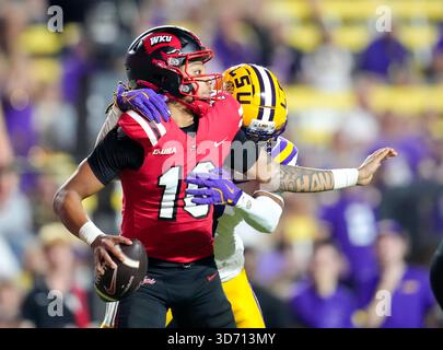 Baton Rouge, Louisiana, USA. November 2025. Der Western Kentucky Quarterback Rodney Tisdale Jr. (16) wird von LSU Cornerback DJ Pickett (3) während der zweiten Hälfte eines College-Footballspiels zwischen den Louisiana State Tigers und den Western Kentucky Hilltoppers und am 22. November 2025 in Baton Rouge, Louisiana, entlassen. LSU gewann mit 13:10. (Kreditbild: © Scott Coleman/ZUMA Press Wire) NUR REDAKTIONELLE VERWENDUNG! Nicht für kommerzielle ZWECKE! Quelle: ZUMA Press, Inc./Alamy Live News Stockfoto