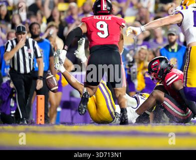 Baton Rouge, Louisiana, USA. November 2025. LSU Quarterback Michael van Buren Jr. (11) verliert den Ball kurz vor der Torlinie bei einem Carry während der zweiten Hälfte eines College-Fußballspiels zwischen den Louisiana State Tigers und den Western Kentucky Hilltoppers und am 22. November 2025 in Baton Rouge, Louisiana. LSU gewann mit 13:10. (Kreditbild: © Scott Coleman/ZUMA Press Wire) NUR REDAKTIONELLE VERWENDUNG! Nicht für kommerzielle ZWECKE! Quelle: ZUMA Press, Inc./Alamy Live News Stockfoto