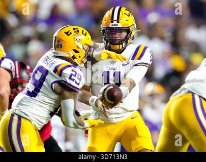 Baton Rouge, Louisiana, USA. November 2025. LSU Quarterback Michael van Buren Jr. (11) übergibt den Ball an Running Back Adrion Boyd (29) während der ersten Hälfte eines College-Footballspiels zwischen den Louisiana State Tigers und den Western Kentucky Hilltoppers und am 22. November 2025 in Baton Rouge, Louisiana. LSU gewann mit 13:10. (Kreditbild: © Scott Coleman/ZUMA Press Wire) NUR REDAKTIONELLE VERWENDUNG! Nicht für kommerzielle ZWECKE! Quelle: ZUMA Press, Inc./Alamy Live News Stockfoto