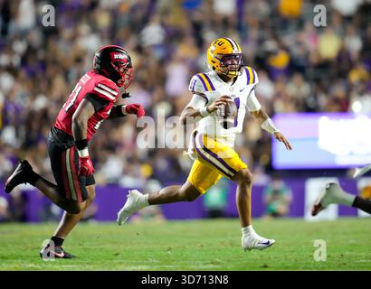Baton Rouge, Louisiana, USA. November 2025. LSU Quarterback Michael van Buren Jr. (11) rollt unter Druck von Western Kentucky Linebacker Jaylen Wester (21) während der ersten Hälfte eines College-Footballspiels zwischen den Louisiana State Tigers und den Western Kentucky Hilltoppers und am 22. November 2025 in Baton Rouge, Louisiana. LSU gewann mit 13:10. (Kreditbild: © Scott Coleman/ZUMA Press Wire) NUR REDAKTIONELLE VERWENDUNG! Nicht für kommerzielle ZWECKE! Quelle: ZUMA Press, Inc./Alamy Live News Stockfoto