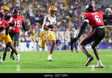 Baton Rouge, Louisiana, USA. November 2025. LSU Quarterback Michael van Buren Jr. (11) trägt den Ball während der zweiten Hälfte eines College-Footballspiels zwischen den Louisiana State Tigers und den Western Kentucky Hilltoppers und am 22. November 2025 in Baton Rouge, Louisiana. LSU gewann mit 13:10. (Kreditbild: © Scott Coleman/ZUMA Press Wire) NUR REDAKTIONELLE VERWENDUNG! Nicht für kommerzielle ZWECKE! Quelle: ZUMA Press, Inc./Alamy Live News Stockfoto