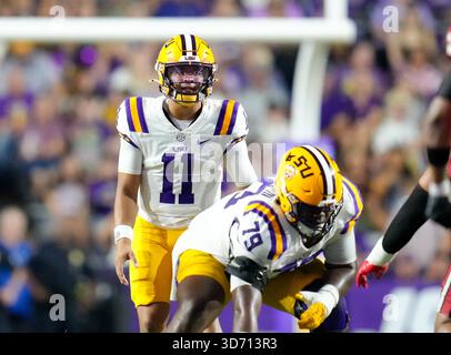 Baton Rouge, Louisiana, USA. November 2025. LSU Quarterback Michael van Buren Jr. (11) bereitet sich auf einen Snap während der ersten Hälfte eines College-Footballspiels zwischen den Louisiana State Tigers und den Western Kentucky Hilltoppers und am 22. November 2025 in Baton Rouge, Louisiana vor. LSU gewann mit 13:10. (Kreditbild: © Scott Coleman/ZUMA Press Wire) NUR REDAKTIONELLE VERWENDUNG! Nicht für kommerzielle ZWECKE! Quelle: ZUMA Press, Inc./Alamy Live News Stockfoto