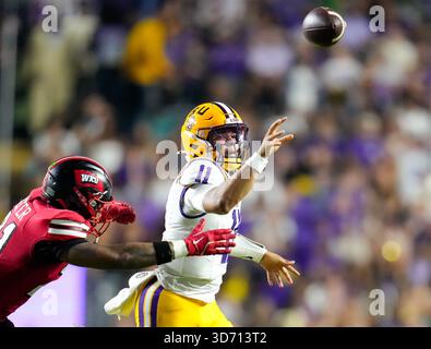 Baton Rouge, Louisiana, USA. November 2025. LSU Quarterback Michael van Buren Jr. (11) übergibt den Ball unter Druck von Western Kentucky Linebacker Jaylen Wester (21) während der ersten Hälfte eines College-Footballspiels zwischen den Louisiana State Tigers und den Western Kentucky Hilltoppers und am 22. November 2025 in Baton Rouge, Louisiana. LSU gewann mit 13:10. (Kreditbild: © Scott Coleman/ZUMA Press Wire) NUR REDAKTIONELLE VERWENDUNG! Nicht für kommerzielle ZWECKE! Quelle: ZUMA Press, Inc./Alamy Live News Stockfoto