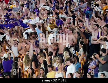 Baton Rouge, Louisiana, USA. November 2025. LSU-Maskottchen Mike the Tiger in der zweiten Hälfte eines College-Footballspiels zwischen den Louisiana State Tigers und den Western Kentucky Hilltoppers und am 22. November 2025 in Baton Rouge, Louisiana. LSU gewann mit 13:10. (Kreditbild: © Scott Coleman/ZUMA Press Wire) NUR REDAKTIONELLE VERWENDUNG! Nicht für kommerzielle ZWECKE! Quelle: ZUMA Press, Inc./Alamy Live News Stockfoto