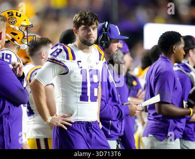 Baton Rouge, Louisiana, USA. November 2025. LSU-Quarterback Garrett Nussmeier (18), der eine Verletzung erlitten hat, schaut während der ersten Hälfte eines College-Footballspiels zwischen den Louisiana State Tigers und den Western Kentucky Hilltoppers und am 22. November 2025 in Baton Rouge, Louisiana, von der Seitenlinie zu. LSU gewann mit 13:10. (Kreditbild: © Scott Coleman/ZUMA Press Wire) NUR REDAKTIONELLE VERWENDUNG! Nicht für kommerzielle ZWECKE! Quelle: ZUMA Press, Inc./Alamy Live News Stockfoto