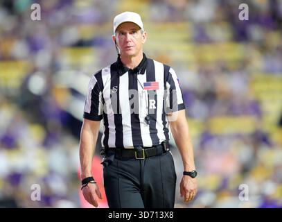 Baton Rouge, Louisiana, USA. November 2025. Schiedsrichter Steve Marlowe während der zweiten Hälfte eines College-Footballspiels zwischen den Louisiana State Tigers und den Western Kentucky Hilltoppers und am 22. November 2025 in Baton Rouge, Louisiana. LSU gewann mit 13:10. (Kreditbild: © Scott Coleman/ZUMA Press Wire) NUR REDAKTIONELLE VERWENDUNG! Nicht für kommerzielle ZWECKE! Quelle: ZUMA Press, Inc./Alamy Live News Stockfoto