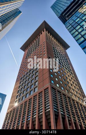 Japan Center Büroturm in Frankfurt, Deutschland, mit seinem markanten auskragenden Dach und seiner geometrischen Fassade. Stockfoto