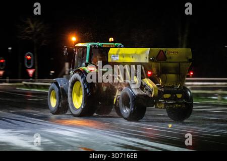 DORDRECHT - Schneefall in den Niederlanden verursacht rutschige Bedingungen. Das KNMI (Royal Netherlands Meteorological Institute) hat eine gelbe Warnung für rutschige Straßen ausgegeben. Foto: ANP / Hollandse Hoogte / Jeffrey Groeneweg niederlande Out - belgien Out Stockfoto