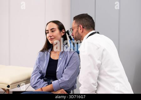 Männlicher Arzt Untersucht Patienten Ohr Mit Otoskop Stockfoto