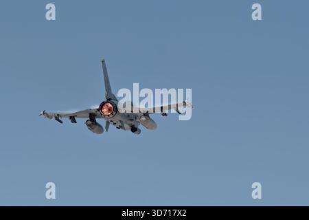 Ein F-16C-Kampfflugzeugpilot der US Air Force, der der 555th Expeditionary Fighter Squadron zugeteilt wurde, führt während der Übung einen uneingeschränkten Aufstieg durch Stockfoto