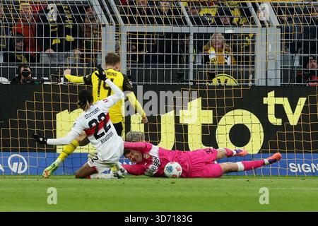 Dortmund, Deutschland. November 2025. Alexander Nuebel (R), Torhüter des VfB Stuttgart, spart beim Fußball-Erstligisten der Bundesliga zwischen Borussia Dortmund und VfB Stuttgart am 22. November 2025 in Dortmund. Quelle: Joachim Bywaletz/Xinhua/Alamy Live News Stockfoto