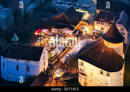 Schweiz, Baselland, Laufental, Zwingen, Wasserschloss, Winter, Adventszeit, Weihnachten, Weihnachtsbeleuchtung, Birs, Bezirk Laufen, Zwingen BL Stockfoto