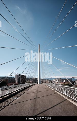 Moderne Kabelbrücke mit geometrischen Linien und klarem Himmel, geeignet für Architektur und Infrastruktur Stockfoto