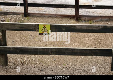 100 Am Zaun Befestigter Zaun Mit Warnschild Ausschalten Stockfoto