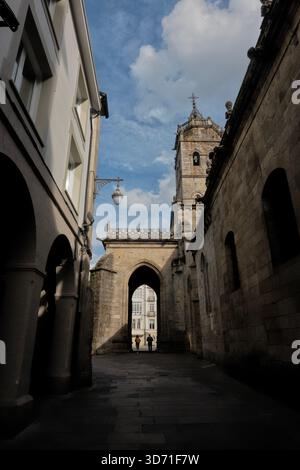 Gasse an der Kathedrale von Lugo (Catedral de Santa María), Lugo, Galicien, Spanien Stockfoto