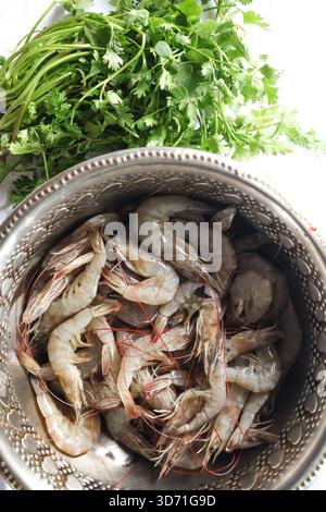 Frische Garnelen in einer Schüssel und Gemüse, leckere Meeresfrüchte. Rohe Garnelen gesunde Nahrung. Stockfoto
