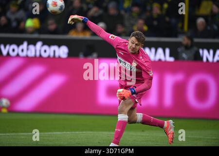 Torhüter Alexander NUEBEL (Nübel) (S) Action, Einzelaktion Fußball 1. Bundesliga, 11. Spieltag, 11. Spieltag, Borussia Dortmund (DO) - VfB Stuttgart (S). 3-3 Uhr am 22.11.2025 in Dortmund/Deutschland. Die DFL-Vorschriften verbieten die Verwendung von Lichtbildern Stockfoto