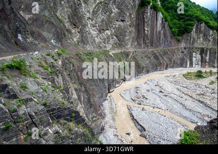 Der Fluss Girdimanchay fließt durch einen zerklüfteten Canyon in der Nähe von Lahij, Aserbaidschan, umgeben von Klippen und felsigem Gelände. Stockfoto