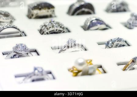 Eine Sammlung von Diamantringen in einer Vitrine in einem Juweliergeschäft Stockfoto