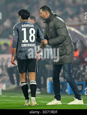 Von links: Mahmoud Dahoud, Coach Dino Toppmoeller (Frankfurt) Köln, 22. November 2025, Fußball, Bundesliga, FC Köln - Eintracht Frankfurt Stockfoto