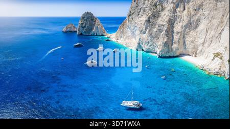 Panoramablick auf die atemberaubende Bucht und die Strände von Mizithres Rocks, Keri, Zakynthos Insel, Griechenland Stockfoto