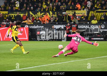 Torhüter Alexander NUEBEL (Nübel) (S) erspart diese Chance durch Karim-David ADEYEMI (DO), Action, Duell, Fußball 1. Bundesliga, 11. Spieltag, Spieltag11, Borussia Dortmund (DO) - VfB Stuttgart (S). 3-3 in Dortmund, Deutschland, am 22.11.2025. DFL-Regul Stockfoto