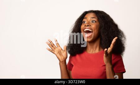 Überglücklich Schwarze Frau, Die Aufregung Über Überraschende Nachrichten Mit Erhobenen Händen Ausdrückt Stockfoto