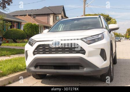 Weißer Toyota-Wagen, der in einer Wohnsiedlung geparkt ist. Stockfoto