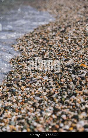 Nahaufnahme von Meereswellen, die auf einen Kiesstrand stürzen Stockfoto