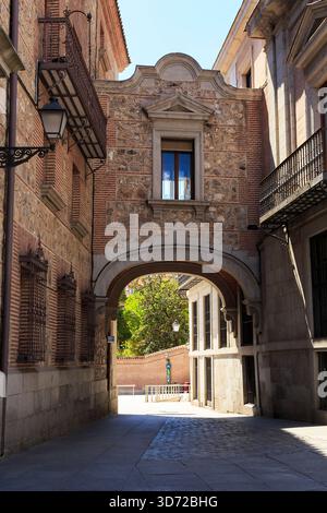 MADRID, SPANIEN - 24. MAI 2017: Dies ist eine gewölbte Passage im alten Rathaus auf dem Platz de la Villa, der im 17. Jahrhundert erbaut wurde. Stockfoto