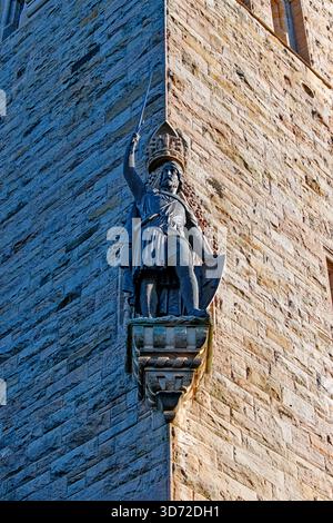 Wallace Monument 67 m (220 ft) Turm auf Abbey Craig und die Stevenson-Statue Wallace Stockfoto