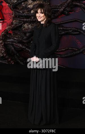 HOLLYWOOD, LOS ANGELES, KALIFORNIEN, USA - 6. NOVEMBER: Die US-amerikanische Schauspielerin Winona Ryder trägt Yohji Yamamoto SS98 RTW und kommt zur Los Angeles Premiere von Netflix 'Stranger Things' Staffel 5, die am 6. November 2025 im TCL Chinese Theatre IMAX in Hollywood, Los Angeles, Kalifornien, USA stattfindet. (Foto: Xavier Collin/Image Press Agency) Stockfoto