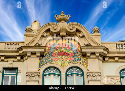 Lissabon, Portugal: Kunstvolle Jugendstilfassade des Lisboa Hotels aus dem Jahr 1908 mit farbenfrohen Mosaiken. Stockfoto