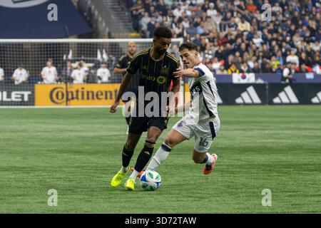 VANCOUVER, BC - 22. NOVEMBER: Timothy Tillman (11) Mittelfeldspieler von LAFC kämpft um den Ball mit Mittelfeldspieler Sebastian Berhalter (16) von Vancouver Whitecaps FC während des Halbfinalspiels von MLS West zwischen Vancouver Whitecaps FC und LAFC am BC Place am 22. November 2025 in Vancouver, Kanada. (Foto: Tomaz Jr/Pximages) Credit: PX Images/Alamy Live News Stockfoto