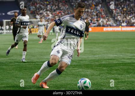 VANCOUVER, BC - 22. NOVEMBER: Mittelfeldspieler Ryan Gauld (25) von Vancouver Whitecaps FC kontrolliert den Ball während des Halbfinalspiels von MLS West zwischen Vancouver Whitecaps FC und LAFC am BC Place am 22. November 2025 in Vancouver, Kanada. (Foto: Tomaz Jr/Pximages) Credit: PX Images/Alamy Live News Stockfoto