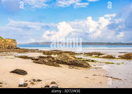 Sandstrand am Meer an einer wunderschönen felsigen Küste Stockfoto