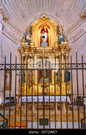 Altaraufsatz hinter einem eisernen Tor im Kloster Santa clara in Palma de Mallorca Stockfoto