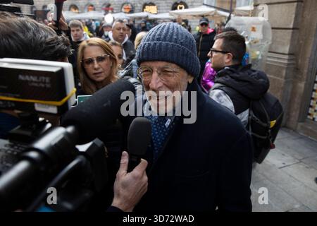 Mailand, Italien. November 2025. Nella foto Gabriele Salvatores Milano - Italia - Cronaca Domenica, 23. November 2025 (Foto di Marco Ottico/Lapresse) Kapelle der Ruhe Ornella Vanoni Mailand - Italien - Nachrichten Sonntag, 23. November 2025 (Foto von Marco Ottico/Lapresse) Credit: LaPresse/Alamy Live News Stockfoto