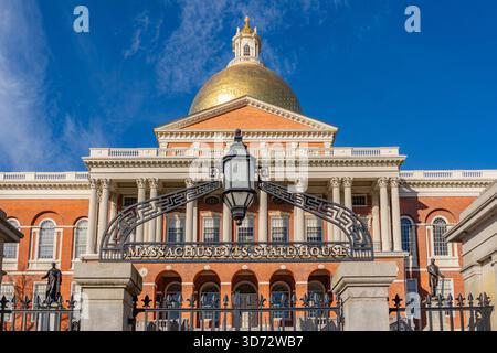 State Capitol Building mit goldener Kuppel in Boston, Massachusetts mit Schild mit der Aufschrift Massachusetts State House. Stockfoto