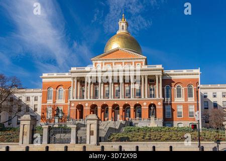 State Capitol Building mit goldener Kuppel in Boston, Massachusetts mit Schild mit der Aufschrift Massachusetts State House. Stockfoto