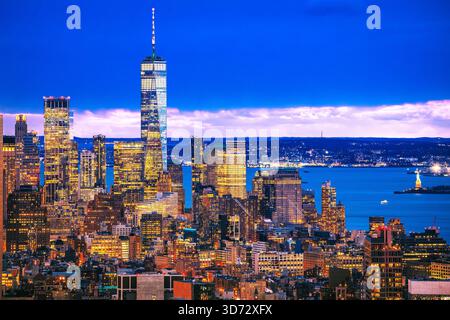 New York City Downtown Manhattan mit atemberaubendem Blick auf die Skyline am Abend. Vereinigte Staaten von Amerika Stockfoto