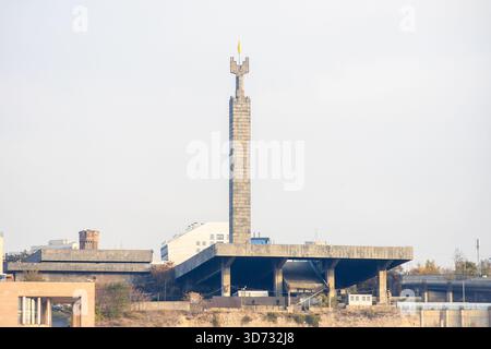 Jerewan, Armenien - 18. November 2025: Blick auf das wiederbelebte Armenien (50 Jahre Sowjetarmenien) Obelisken auf dem Jerewan Kaskadenkomplex in sonnigem Smoggy A Stockfoto