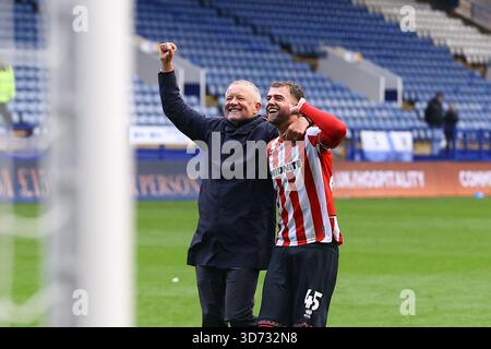 Hillsborough Stadium, Sheffield, England - 23. November 2025 Patrick Bamford (45) und Chris Wilder Manager von Sheffield United feiern ihren Sieg vor folgenden Fans - nach dem Spiel Sheffield Wednesday gegen Sheffield United, EFL Championship, 2025/26, Hillsborough Stadium, Sheffield, Sheffield, England, England - 23. November 2025 Credit: Arthur Haigh/WhiteRosePhotos/Alamy Live News Stockfoto