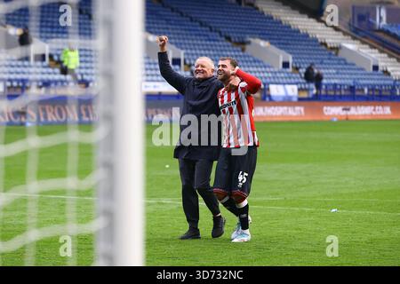 Hillsborough Stadium, Sheffield, England - 23. November 2025 Patrick Bamford (45) und Chris Wilder Manager von Sheffield United feiern ihren Sieg vor folgenden Fans - nach dem Spiel Sheffield Wednesday gegen Sheffield United, EFL Championship, 2025/26, Hillsborough Stadium, Sheffield, Sheffield, England, England - 23. November 2025 Credit: Arthur Haigh/WhiteRosePhotos/Alamy Live News Stockfoto