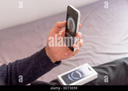 Bar, Montenegro, 2. November 2025, Einrichtung der Face ID auf dem neuen iPhone Apple Smartphone Stockfoto