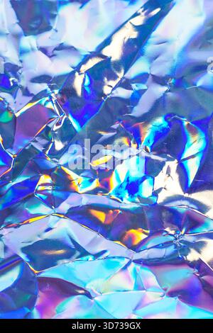 Irisierend zerknitterte Folienstruktur mit metallischer Oberfläche in Regenbogenfarben Stockfoto