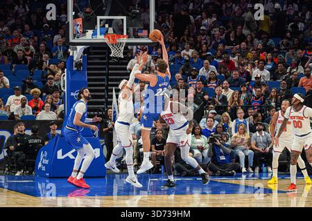 Orlando, Florida, USA, 22. November 2025, Orlando Magic Stürmer Franz Wagner #22 versucht im Kia Center zu schießen. (Foto: Marty Jean-Louis/Alamy Live News Stockfoto
